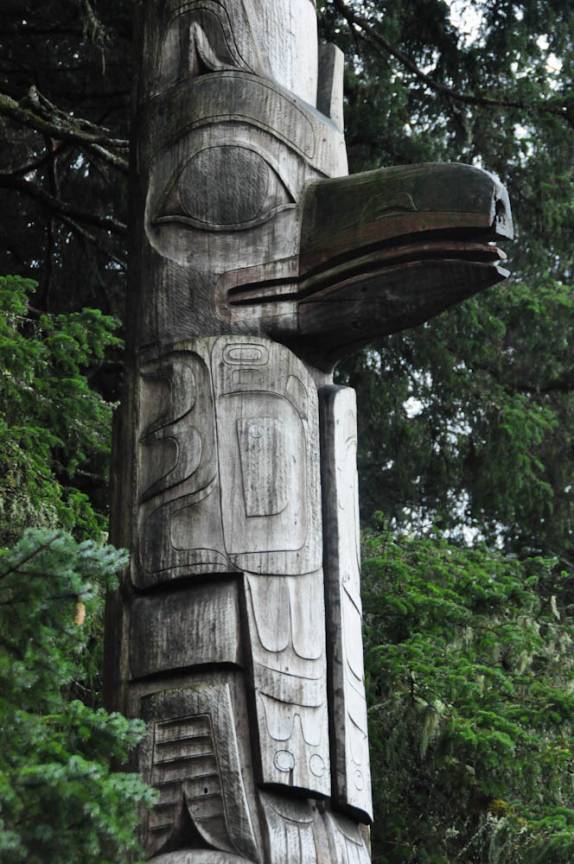 Totem em meio a mata de parque de Sitka, no sudeste do Alaska